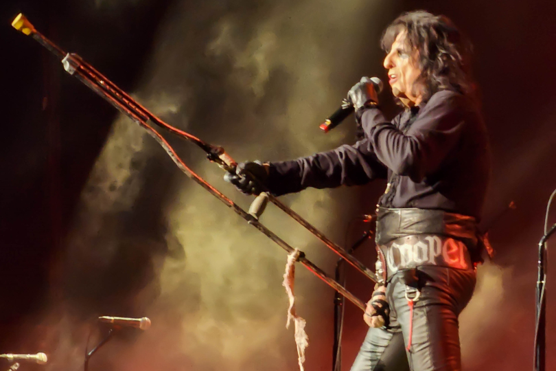 Pokud chcete v dnešní době slyšet hard rock v jeho ryzí podobě, je Alice Cooper vždy sázkou na jistotu. | Foto: Crisco 1492 (Wikimedia Commons) Pokud chcete v dnešní době slyšet hard rock v jeho ryzí podobě, je Alice Cooper vždy sázkou na jistotu. | Foto: Crisco 1492 (Wikimedia Commons)