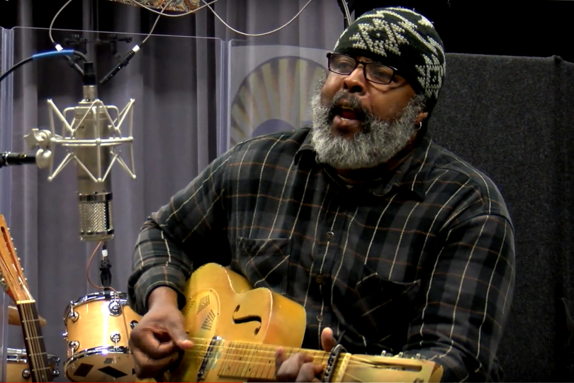 Alvin Youngblood Hart je jeden z chráněnců Taj Mahala. Do Česka v listopadu přijede jako jedna z hlavních hvězd šumperského festivalu Blues Alive. | Foto: Zach Powell