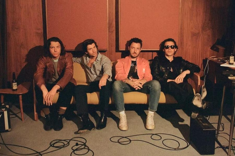 Hudba Arctic Monkeys se pohybuje mezi nebem a zemí; mezi sobotní horečkou noci a nedělní kocovinou. | Foto: Zackery Michael