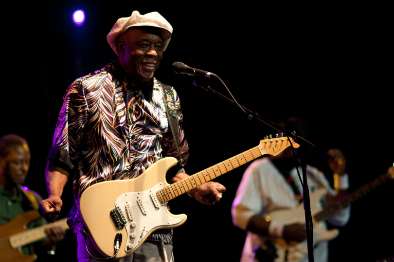 Buddy Guy dávno před Jimim Hendrixem udělal z hraní velké divadlo | Foto: Bruce, CC BY-NC-SA 2.0