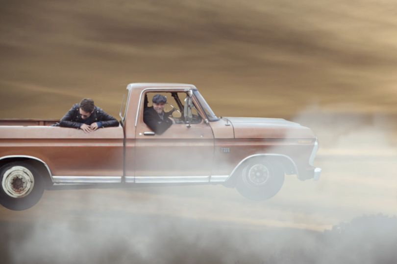 Žánrově se klip pohybuje někde mezi road tripem a psychedelickým surrealismem, místy připomínajícím Londonova Tuláka po hvězdách, jak by jej možná pojal Karel Zeman. | Vizuál: Jakub Čermák 