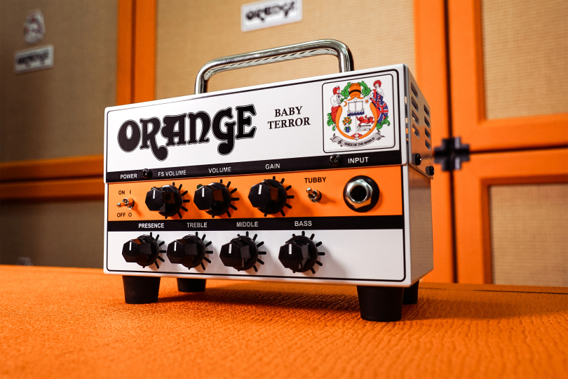 Orange Baby Terror nabízí výkon 20 wattů, plnohodnotné korekce a možnosti studiového připojení v aparátu, který se vejde do batohu. | Foto: Orange