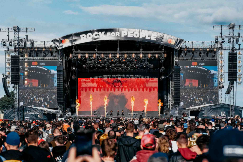 Déšť, bahno, nostalgie, objevy, návraty starých známých i moshpity. Rock for People 2026 znovu ukázal, že ho jen tak něco nerozhodí. | Foto: Jimmy Puda