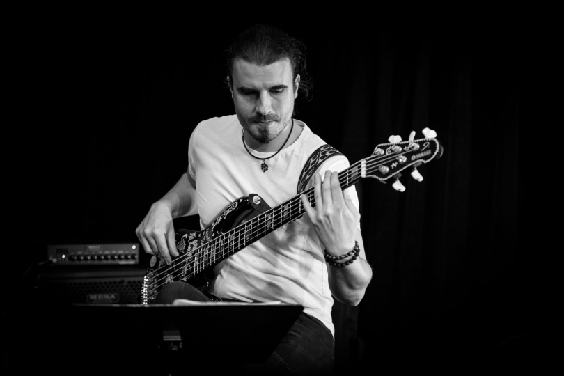 Arpeggia jsou skvělým zdrojem tónového materiálu pro tvorbu výrazných melodických basových linek. | Foto: Štěpán Tůma (Ironworks Studios)