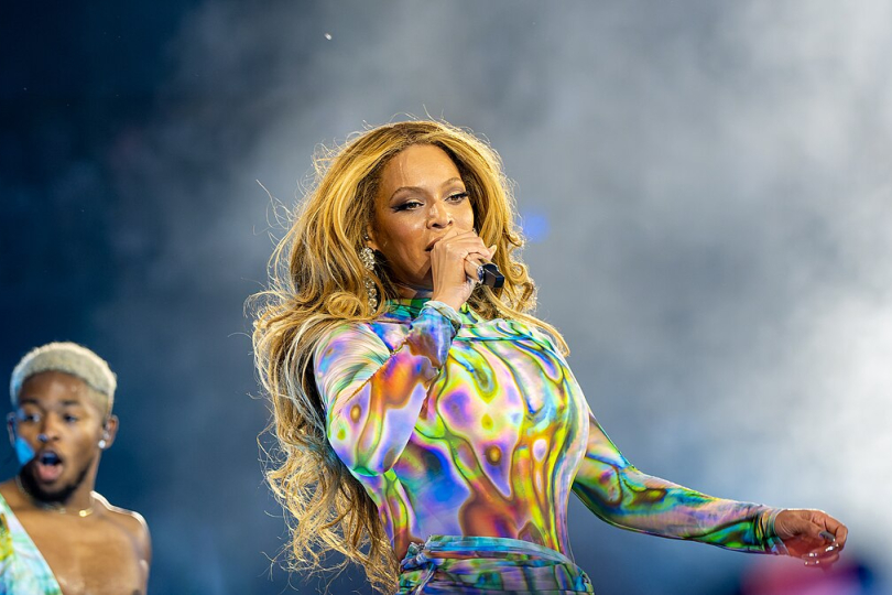 Aktuálně velmi úspěšnou coververzi skladby Blackbird (s lehce pozměněným názvem Blackbiird) nazpívala americká zpěvačka Beyoncé. | Foto: Raph_PH, by CCA 2.0