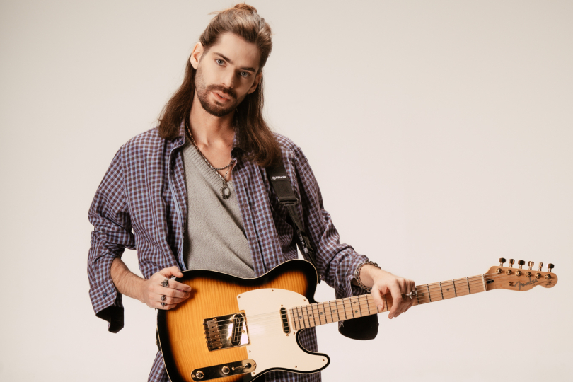 Nový song Problém nahrál a zprodukoval Karol Komenda po vzoru svého oblíbeného multiinstrumentalisty Prince zcela sám. | Foto: Pavla Hartmanová Nový song Problém nahrál a zprodukoval Karol Komenda po vzoru svého oblíbeného multiinstrumentalisty Prince zcela sám. | Foto: Pavla Hartmanová