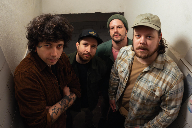 Stráž patří k nejpřístupnějším skladbám na desce, zároveň ale zůstává pevně ukotvená v emo a pop-punkovém základu kapely. | Foto: Vojtěch Kuřátko