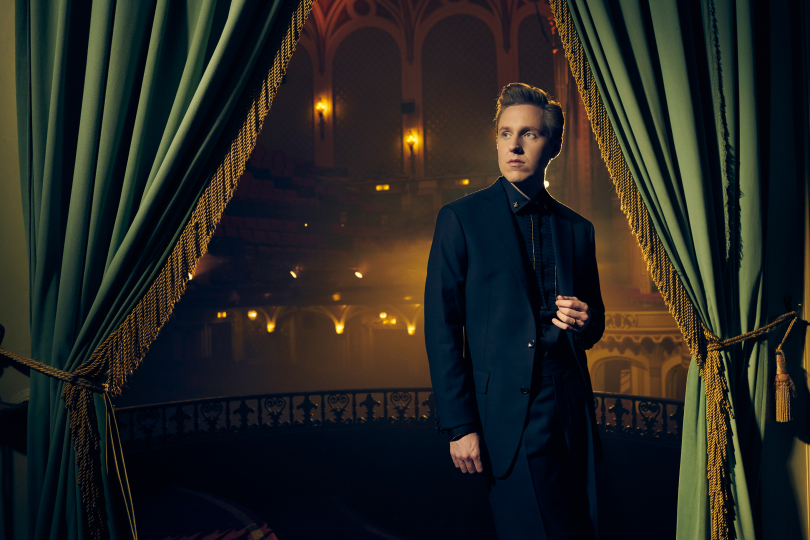 Cody Fry propojuje pop s orchestrálním zvukem. V listopadu ho v Lucerně doprovodí Police Symphony Orchestra. | Foto: archiv umělce Cody Fry propojuje pop s orchestrálním zvukem. V listopadu ho v Lucerně doprovodí Police Symphony Orchestra. | Foto: archiv umělce