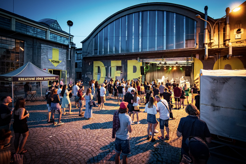 Vylosované kapely, které se zúčastnily workshopu, vystoupí v rámci festivalu DEPOvLETU na nádvoří komplexu DEPO2015 | Foto: archiv festivalu