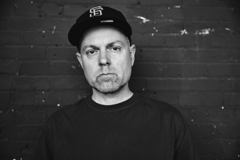 Postupem let se z Joshe Davise, který vystupuje jako DJ Shadow, stala nadžánrová autorita, která se navíc nebojí koketovat tu s cheesy popem, tu rockem anebo psychedelií. | Foto: Fource Entertainment
