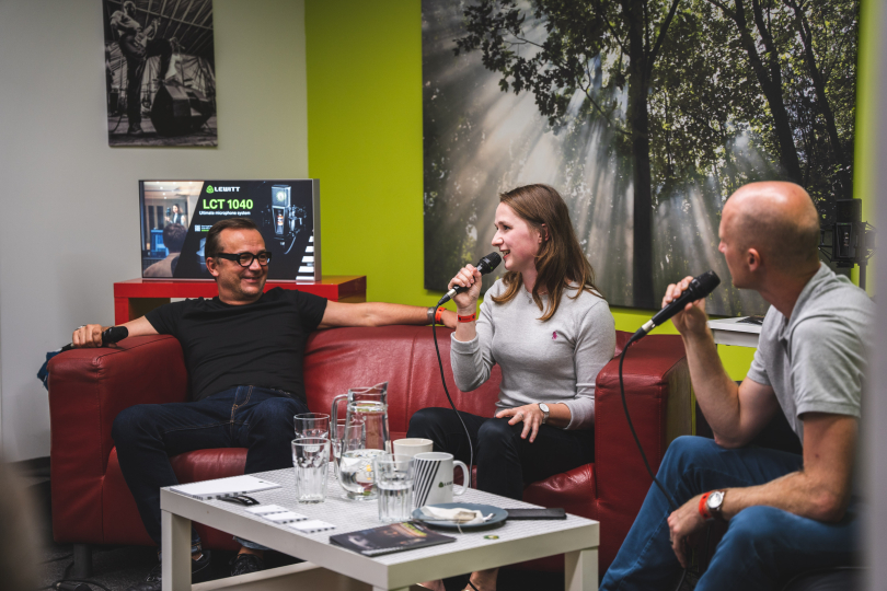 Hosty panelovky MMF na Festiwallu, kterou moderoval Vojta Dohnal, byli Megi Samková a Martin Červinka. | Foto: Jan Nožička