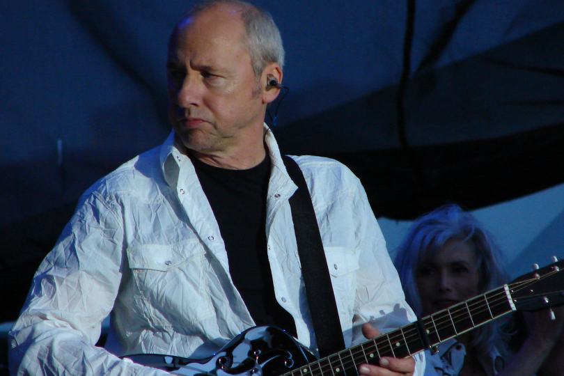 Mark Knopfler našel na konci milénia svůj styl, který mu vyhovuje. | Foto: Volkan Yuksel/Wikipedia.org