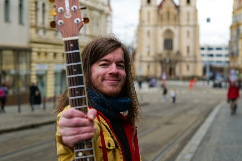 Dan Vertígo umí pobavit svými texty, které často pracují s humorem, nadsázkou a ironií, zároveň ale nepodceňuje hudební stránku své tvorby. | Foto: Štěpán Jílek