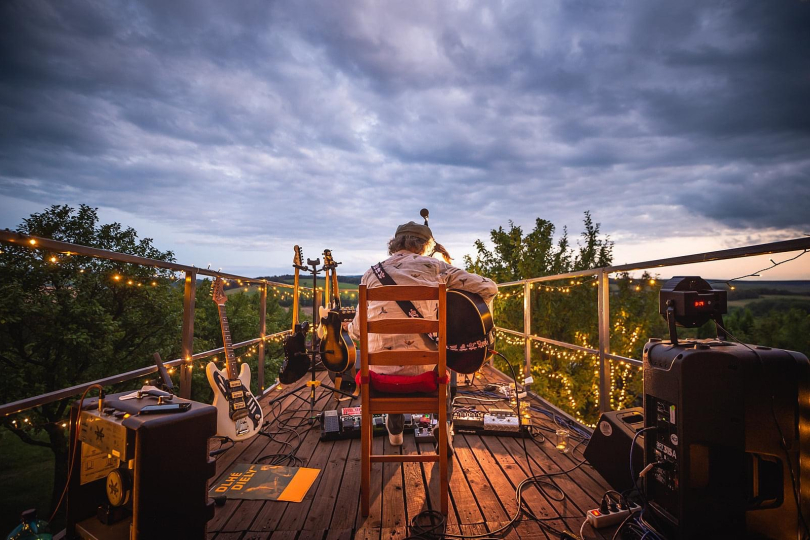 „V poslední době se mi to začalo pod nohama množit a musel jsem si efekty uspořádat na pedalboard, aby se mi po pódiu nerozutekly,“ říká Daniel Salontay. | Foto: Lukáš Velecký