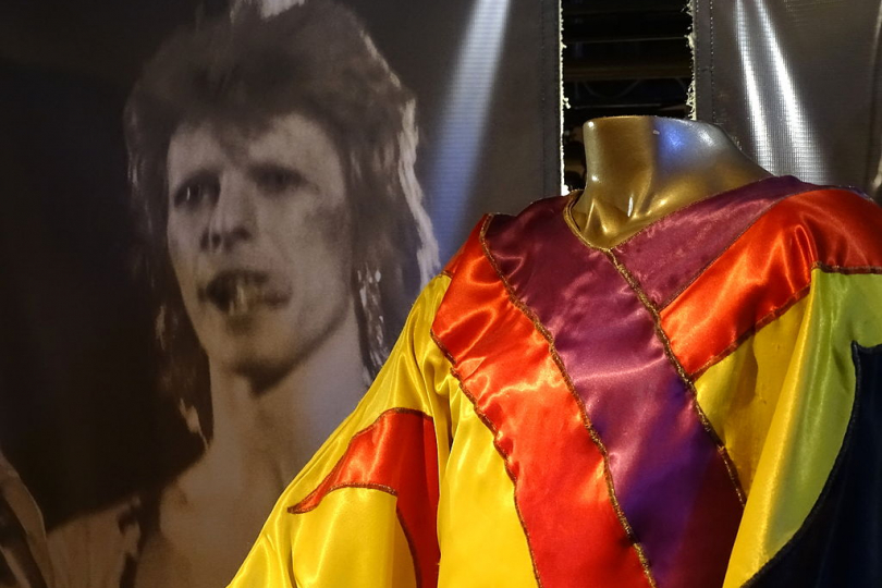 Kostým Ziggyho Stardusta z roku 1972, z Rock'n'rollové síň slávy. | Foto: Adam Jones