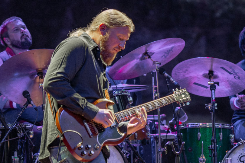 Derek Trucks snad bottleneck nesundává z prstu ani ve spaní a ve své hře se dopracoval absolutního mistrovství. | Foto: Stuart Levine