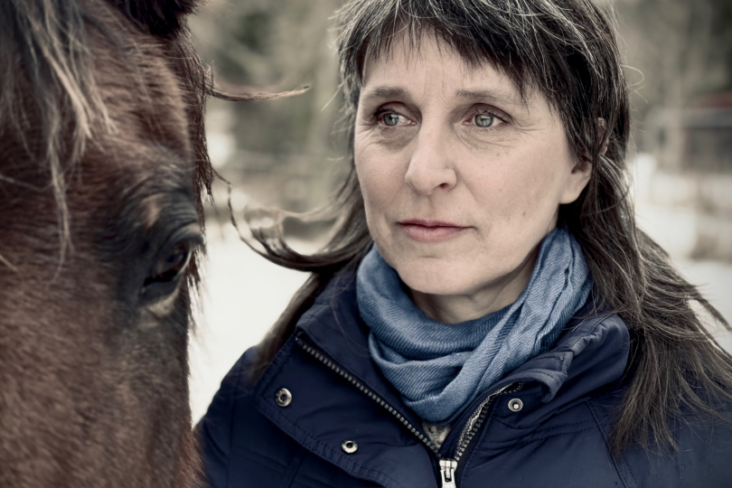 „Výhoda pozdního debutu je v tom, že nemusím sama sebe do ničeho tlačit. Mám naprostou tvůrčí svobodu,“ říká písničkářka Lucie Dlabolová. | Foto: Petr Dlabola