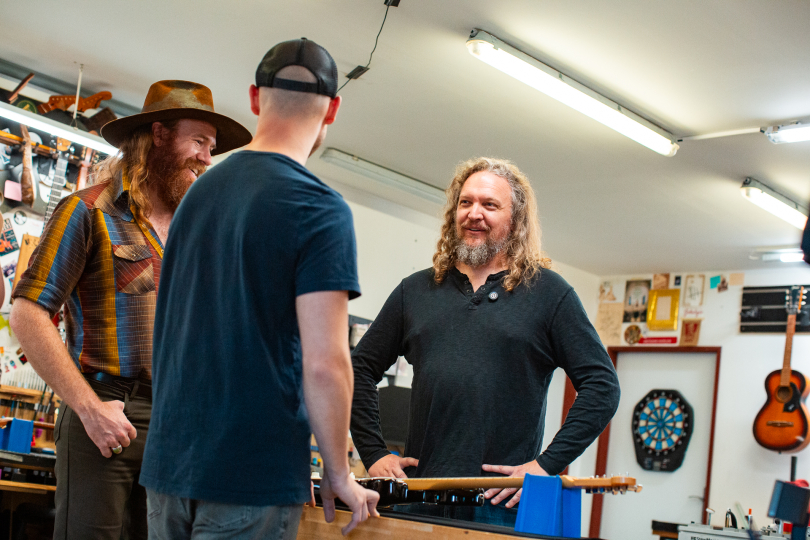 Kytaráři Andy Hicks a Austin MacNutt ukázali českým muzikantům nový rozměr spolupráce. I Foto: Tomáš Hejlek Kytaráři Andy Hicks a Austin MacNutt ukázali českým muzikantům nový rozměr spolupráce. I Foto: Tomáš Hejlek