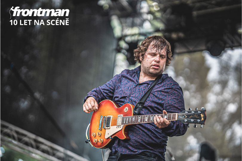 Ke všem svým kytarám má Adam Krofian sentimentální vztah. Na pustý ostrov by si ale vzal Fender Jazzmaster z roku 1972. | Foto: Michal Havlíček Ke všem svým kytarám má Adam Krofian sentimentální vztah. Na pustý ostrov by si ale vzal Fender Jazzmaster z roku 1972. | Foto: Michal Havlíček