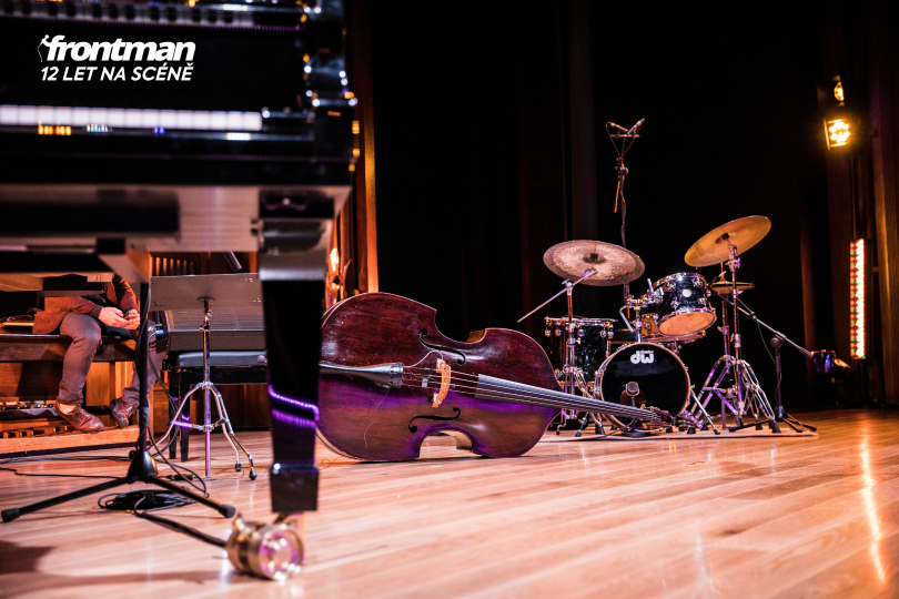 Vnitřní kritik je něco jako rodič, učitel, zvukař a barman dohromady – přesně ví, kdy jste byli intonačně pod tónem, kdy se vám nepovedlo vystavět sólo, kdy se vám rozsypaly doby a kdy vaše invence v písňových textech dosáhla uměleckého dna. | Foto: Dolo Iglesias (Unsplash)