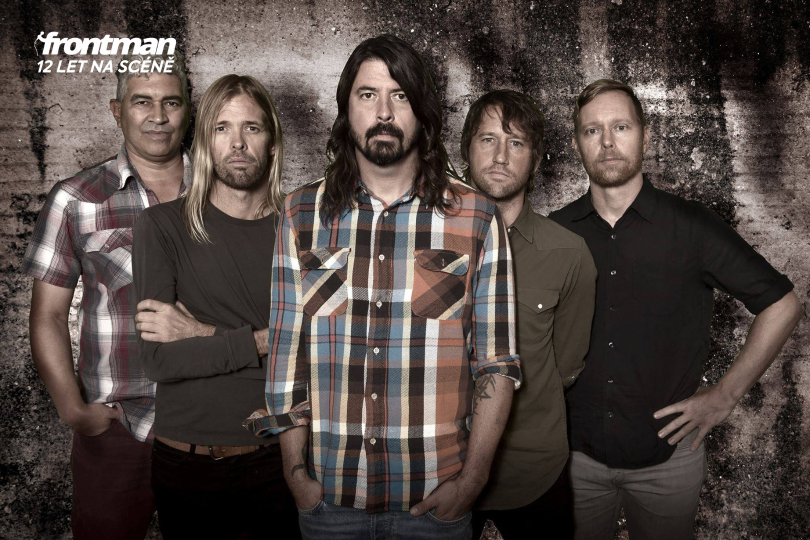 Mnoho zejména pětičlenných kapel neodolá pokušení sešikovat se za svého frontmana do tvaru písmene V. Výjimkou nejsou ani Foo Fighters a cihlová zeď v pozadí samozřejmě nesmí chybět. | Foto: Live Nation