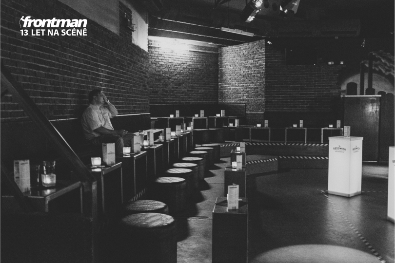 Pět minut po plánovaném začátku koncertu sedí v sále pár nejvěrnějších, zvukař, náhodný kolemjdoucí, štamgast ze zdejšího baru, jemuž jste za účast slíbili pivo, a maminka bubeníka. Zkrátka a dobře, dnes vás čeká přesilovka. | Foto: Flickr