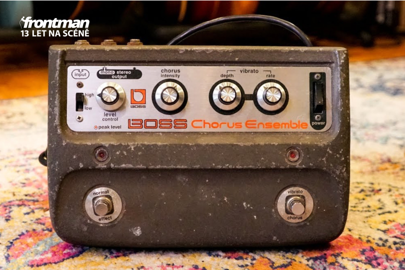 Zvuk chorusu vzniká tak, že po vstupu do pedálu je signál rozdělen na dva. První prochází nezměněn, zatímco druhý je nepatrně opožděn a zmodulován průběžnou změnou tóniny. | Foto: Boss