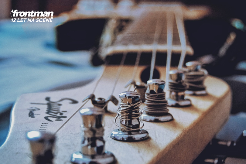 Ladění začíná u strun. Výběr těch správných ovlivní zvuk i váš pocit ze hry. | Foto: Utsav Srestha, Unsplash
