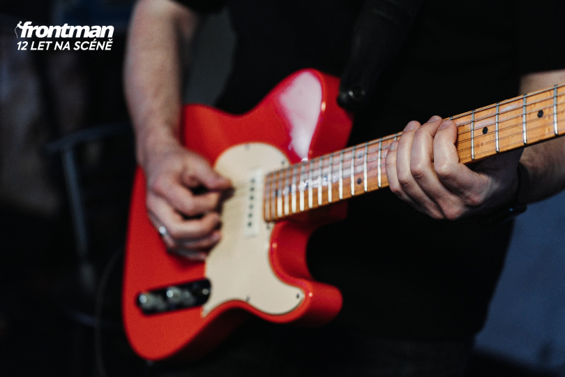 Vyzkoušeli jste někdy opravdu divoké ladění kytary? Kombinaci, která vám totálně rozhodí naučené prstoklady a otevře dveře do neprobádaných sonických vesmírů? | Foto: Vitalii Khodzinskyi (Unsplash)