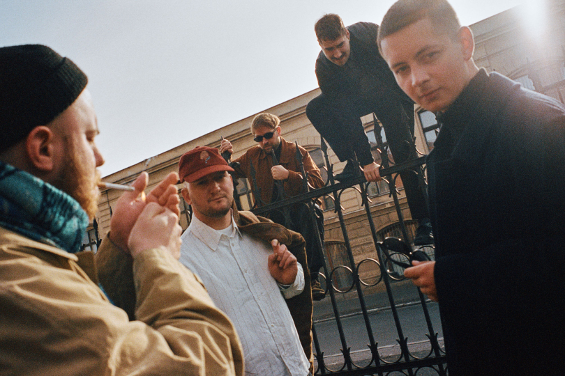  Po Colours of Ostrava, Pop Messe, Povalči a festivalu KAMEN!CE vyrážejí na podzimní turné a v nové Radio Wave Studio Session ukazují, jak písně z desky fungují naživo. | Foto: Kuba Zeman