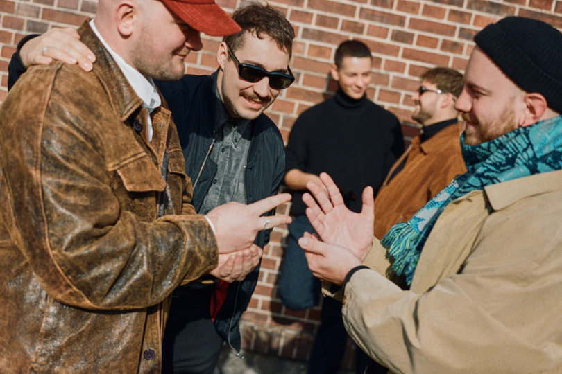 To, co je za oknem, předznamenává, že ‚chladný pláně nás čekaj‘ – ať už to znamená odloučení, nebezpečí venku za okny, strach z války, dospívání nebo jen neochota postavit se čelem budoucnosti. | Foto: Kuba Zeman