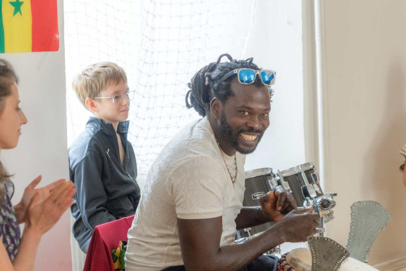 Cílem workshopu Senegalský rytmus je představit české veřejnosti odlišnou kulturu, ukázat její tradice, rytmy a hudební prožitky, zbořit zakořeněné mýty a přinést účastníkům nový pohled na hudbu. | Foto: archiv Moniky Böhmové