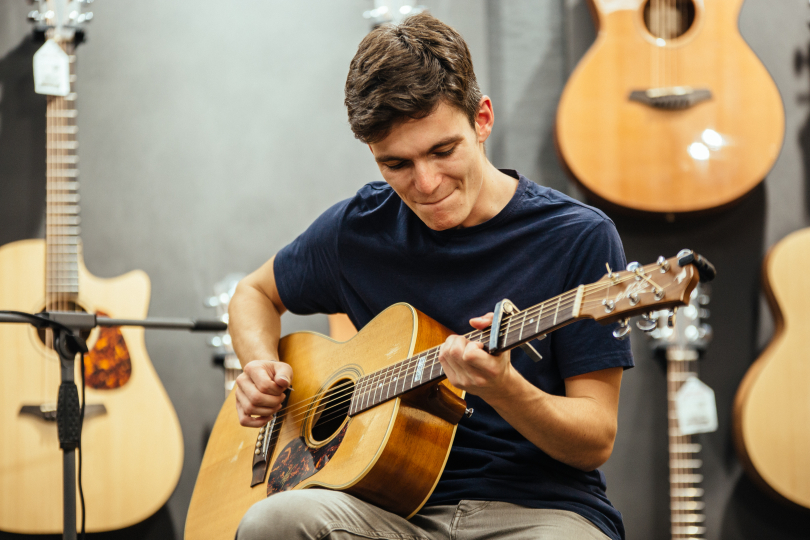 Hrát na kytaru trsátkem zatím Kevin Marchì  rozhodně neplánuje | Foto: Martin Novotný