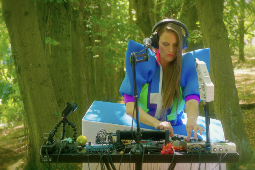 Vladivojna La Chia v projektu Tulpa Tape propojuje živou elektroniku, hlas, improvizaci a performance. | Foto: Patrik Veltruský