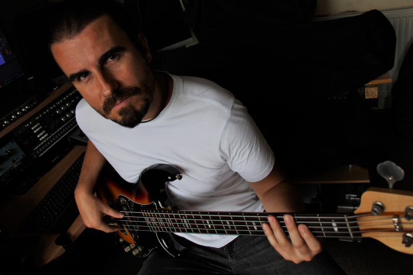 Chvilka během natáčení ve studiu - autor článku Marek Bero se svou oblíbenou baskytarou Yamaha BB2025X.