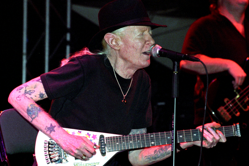 Johnny Winter – kytarista, který dal blues neuvěřitelně podmanivou energii s obrovskou dávkou virtuozity. | Foto: Wikipedie, by CC 2.0 Generic