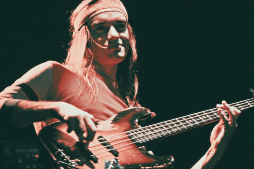 Bezpražcový Fender Jazz Bass a aparát Aoustic tvořily dokonalou kombinaci jeho nezaměnitelného zvuku | Foto: Wikipedie