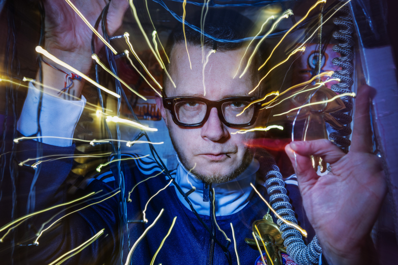 Osobní rámec Königa se v klipu prolíná s dalšími perspektivami – záběry přímo z Letné, pohledy na město a obrazy válkou zasažené Ukrajiny. | Foto: Vojtěch Vlk