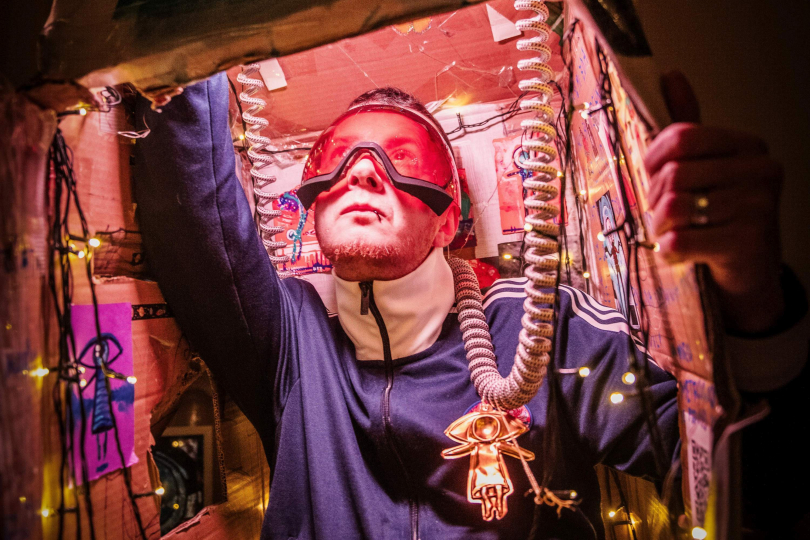 Astronauti Jakuba Königa jsou syrovější než debutové Hvězdy, zároveň ale barevnější a plastičtější: od lo-fi špíny zkreslených kytar až po skoro filmové harmonie. | Foto: Vojtěch Vlk Astronauti Jakuba Königa jsou syrovější než debutové Hvězdy, zároveň ale barevnější a plastičtější: od lo-fi špíny zkreslených kytar až po skoro filmové harmonie. | Foto: Vojtěch Vlk
