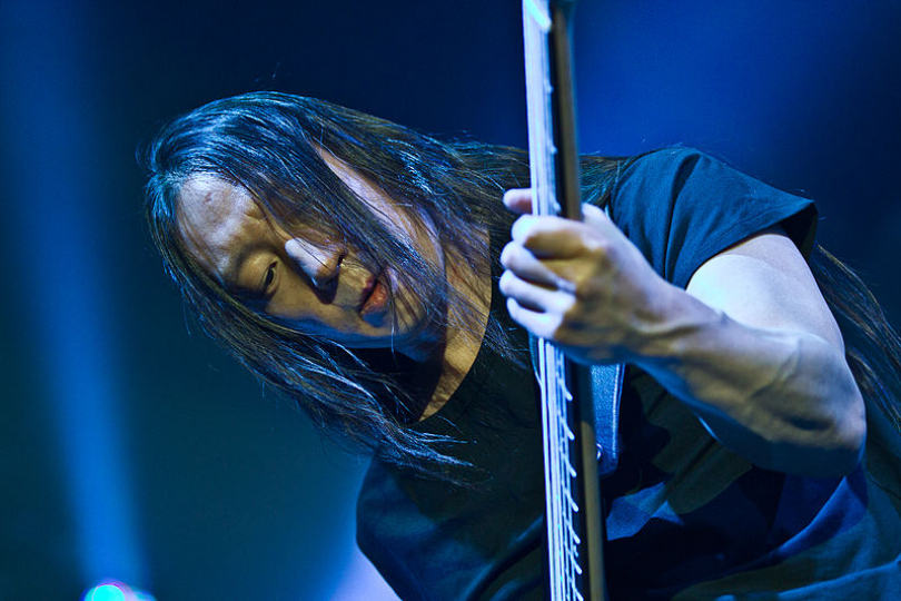 John Myung z Dream Theater na basu hraní nepředstírá, ten to umí | Foto: Markus Hillgärtner, CC-BY-SA-3.0 John Myung z Dream Theater na basu hraní nepředstírá, ten to umí | Foto: Markus Hillgärtner, CC-BY-SA-3.0