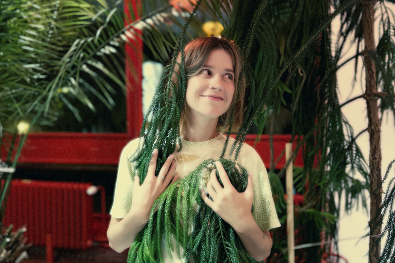 Nenápadný videoklip Pařezy posbíral už řadu ocenění. Daří se i filmu Kámen Osudu, k němuž Johuš Matuš vytvořila hudbu. | Foto: archiv Johany Novotné