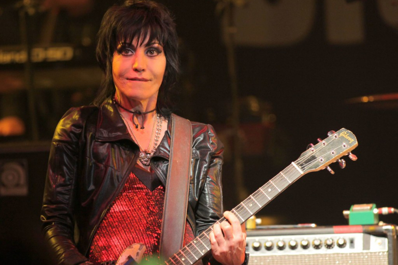 Joan Jett předvádí, že to umí i s akustickou kytarou, byť je místy znát, že se Blackhearts v této oblasti příliš často nepohybují. | Foto: Joshua Barash