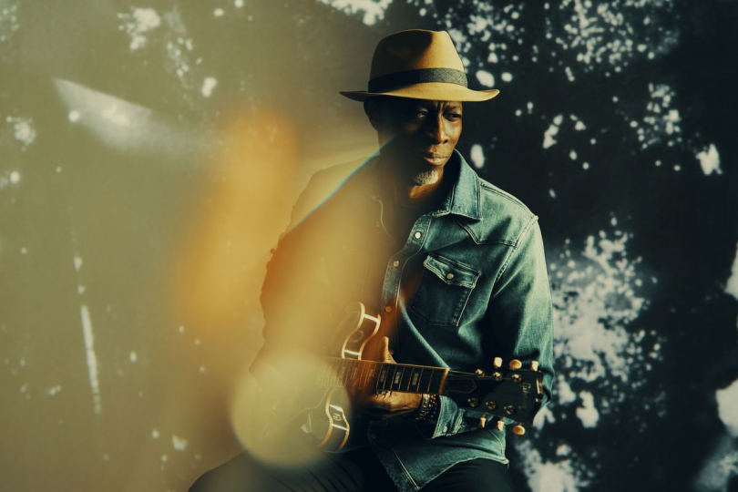 Keb' Mo' brilantně ovládá hru na všechny druhy akustických i elektrických kytar, včetně resofonických | Foto: Liver Music