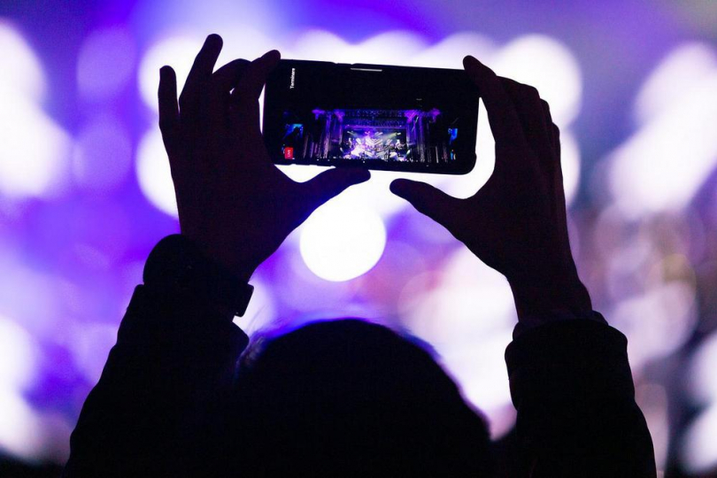 Zakryjte ostatním výhled svým do výšky zdviženým mobilem, na kterém pak stejně nebude nic vidět ani slyšet. | Foto: Max Pixel