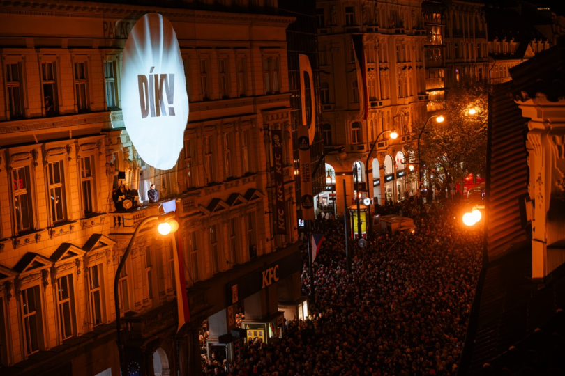 Modlitba pro Martu je symbolem sametové revoluce. Letos ji z balkonu Paláce Metro zazpívá Jan Cina. | Foto: Lea Decroix