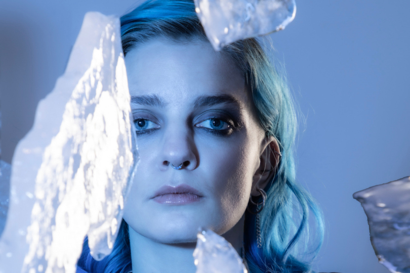 Místo velkých gest nabízí Kvietah soustředěný pohled dovnitř. Nechává nahlédnout do prostoru, kde se bolest pomalu proměňuje v sílu. | Foto: Barbora Zentel