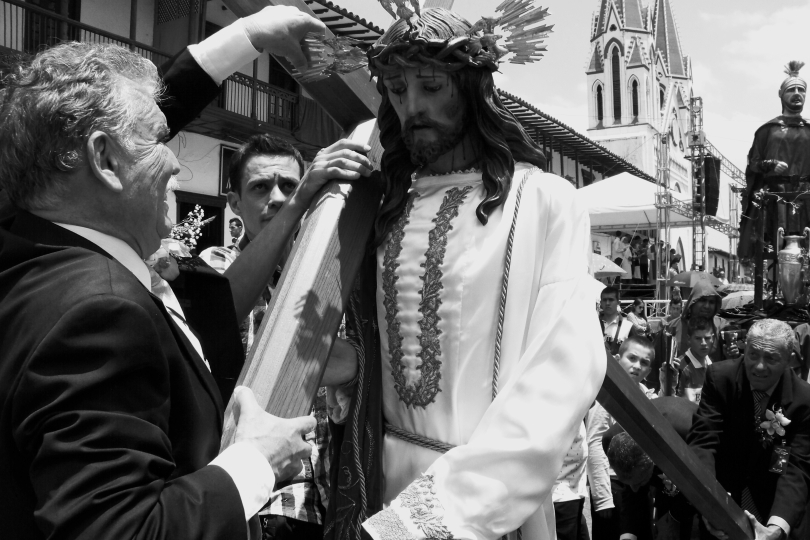 Politici nasazují Ježíši kříž (Kolumbie) | Foto: Matěj Ptaszek