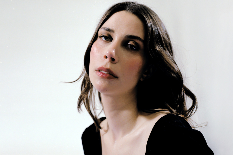 Píseň Odovzdaj sa mi stojí na zvuku mandolín, akustických bicích, smyčcích a syntezátoru, propojuje moderní zvuk s nenápadným retro teplem. | Foto: Kate Guic