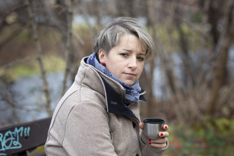 Lucie Redlová poprvé zpívá písničku, se kterou se naprosto identifikuje, ale kterou sama nesložila. | Foto: Kateřina Mátlová Lucie Redlová poprvé zpívá písničku, se kterou se naprosto identifikuje, ale kterou sama nesložila. | Foto: Kateřina Mátlová