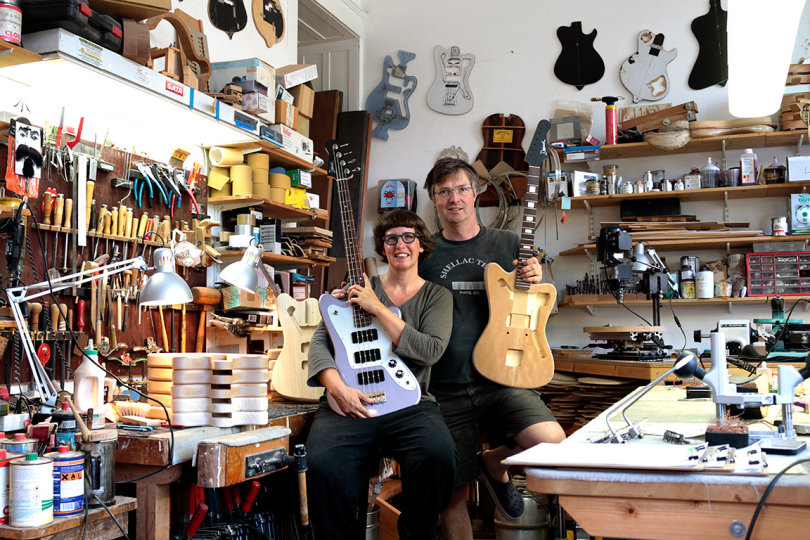 Frank Deimel a Kora Jünger, tvůrci Deimel Guitarworks ve své dílně. | Foto: archiv Deimel Guiarworks